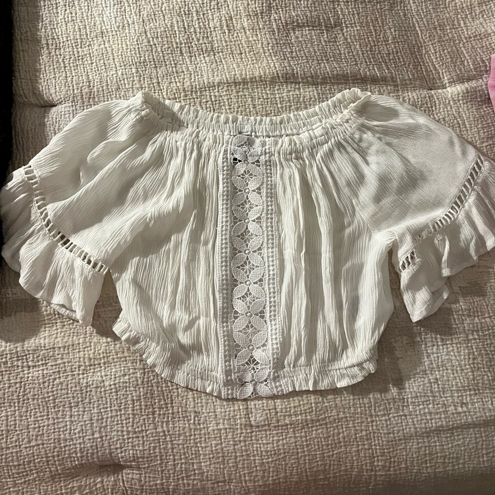 Off the shoulder whit cropped summer top! Divided size US 4.